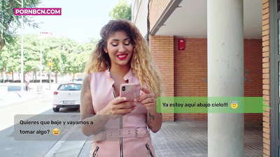 ታማኝ ያልሆነች ሚስት ባሏ ሲሰራ ወጣት ፍቅረኛዋን ጠንክራ ልትበድባት ነው። ላቲና በጡቶች እና በትልቅ አህያ. ቬነስ አፍሮዳይት.